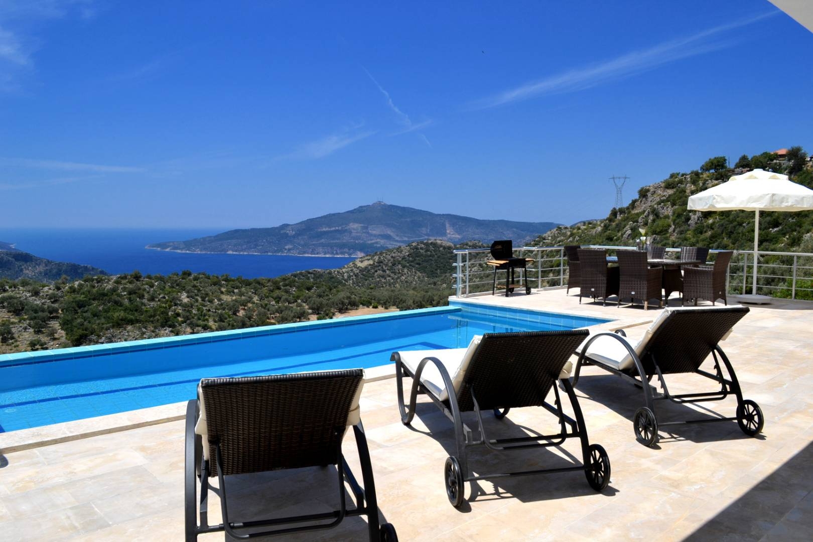 Kaş Bezirgan'da Muhteşem Deniz Manzaralı, Sonsuzluk Havuzlu, Şık Villa