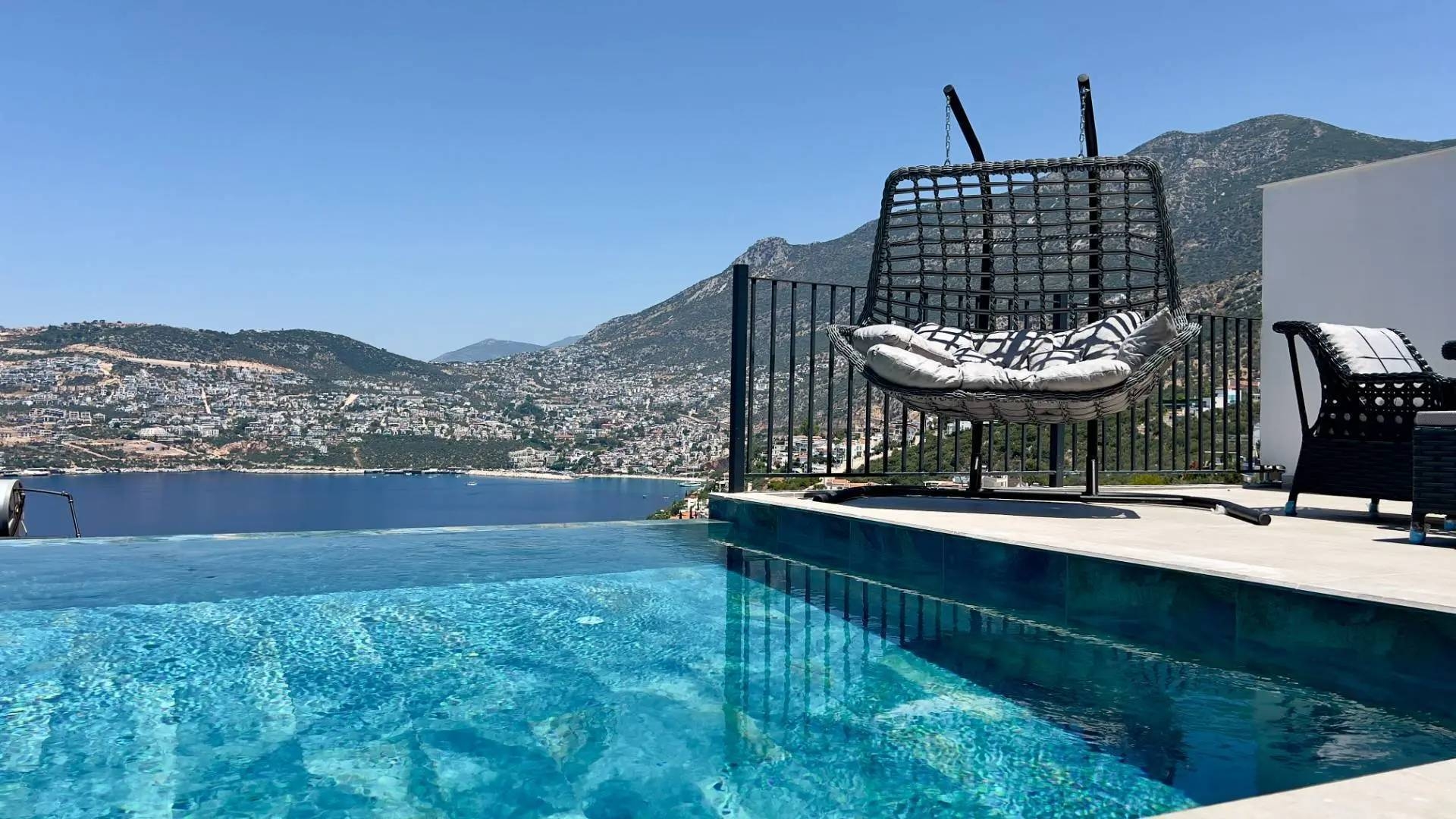 Kaş Bezirgan'da Muhteşem Deniz Manzaralı, Sonsuzluk Havuzlu, Şık Villa