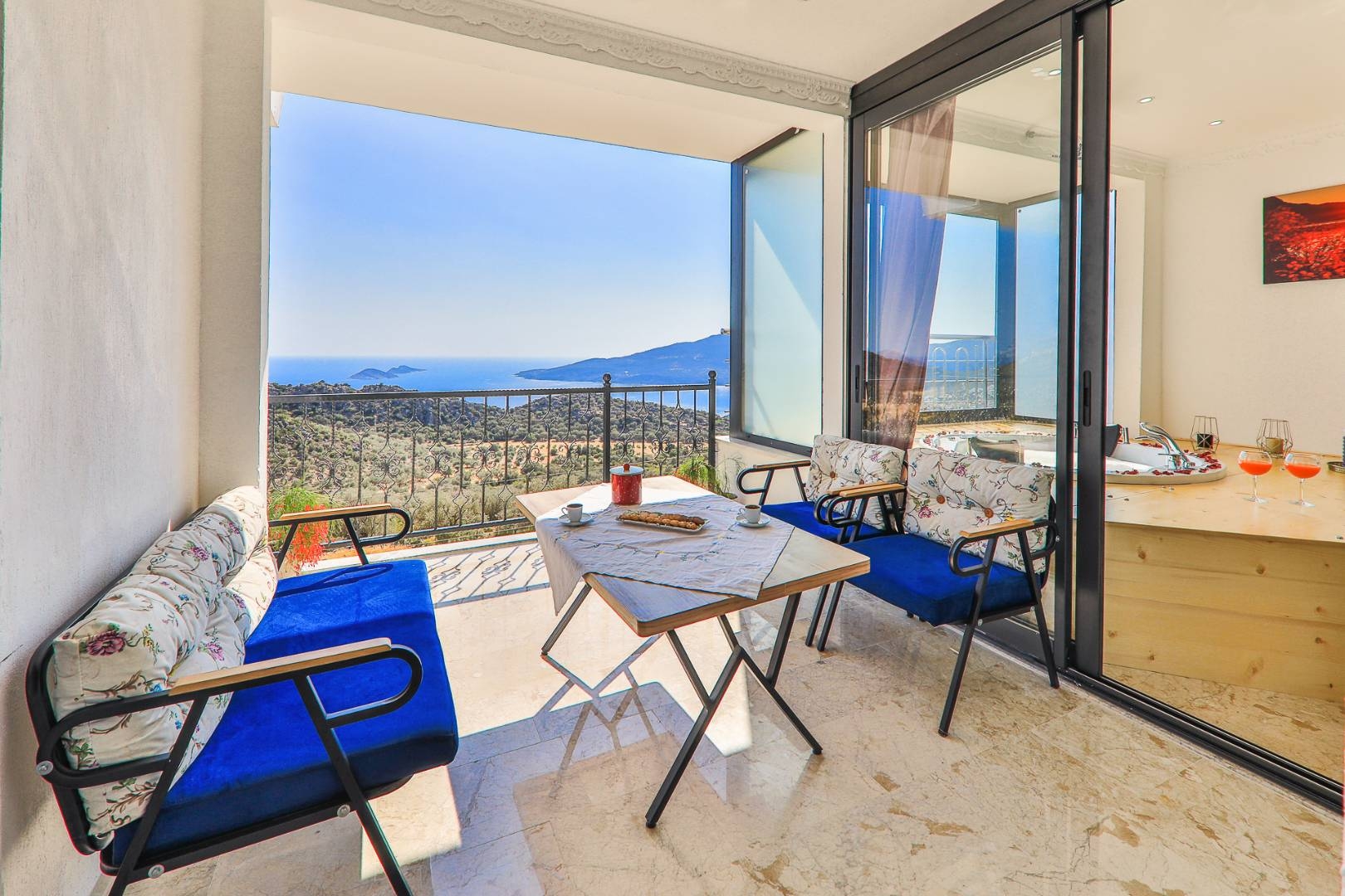 Kaş Bezirgan'da Muhteşem Doğa Manzaralı, Jakuzili, 4 Kişilik Suit