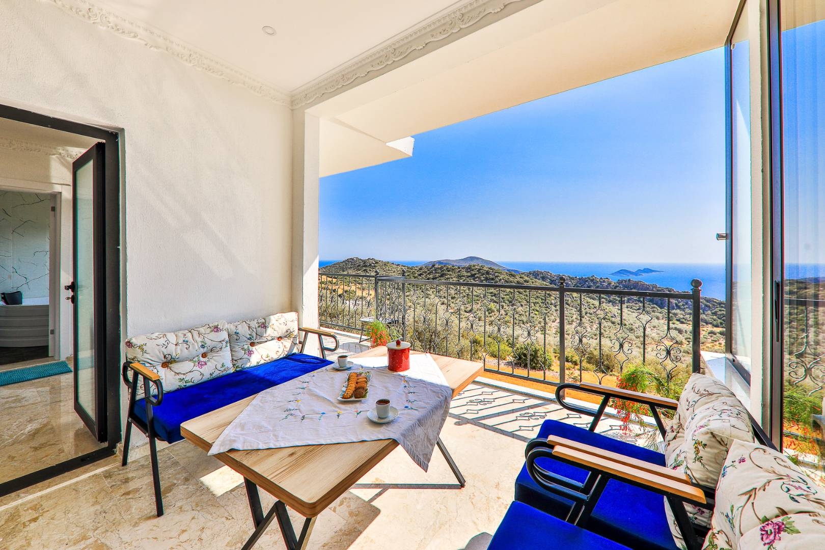 Kaş Bezirgan'da Muhteşem Doğa Manzaralı, Jakuzili, 4 Kişilik Suit