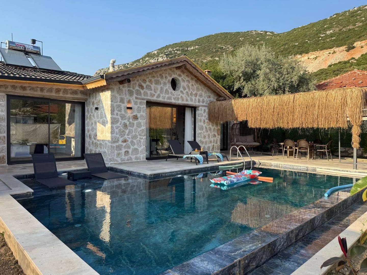 Kaş Bezirgan'da Muhteşem Doğada, Özel Havuzlu, Şık Taş Villa-42861