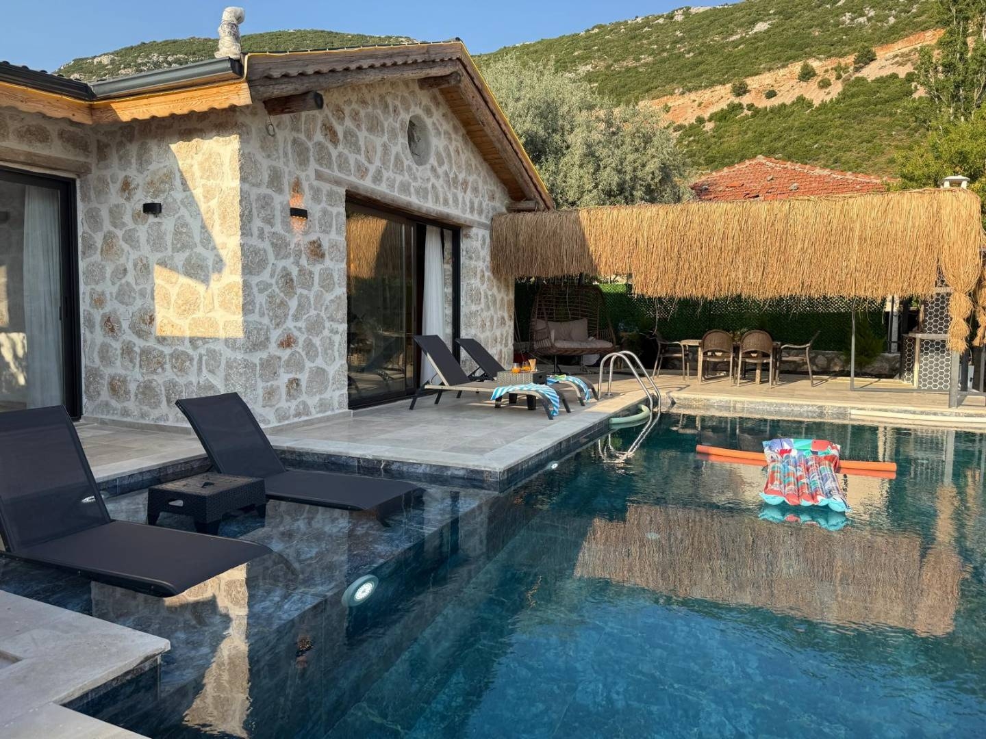 Kaş Bezirgan'da Muhteşem Doğada, Özel Havuzlu, Şık Taş Villa