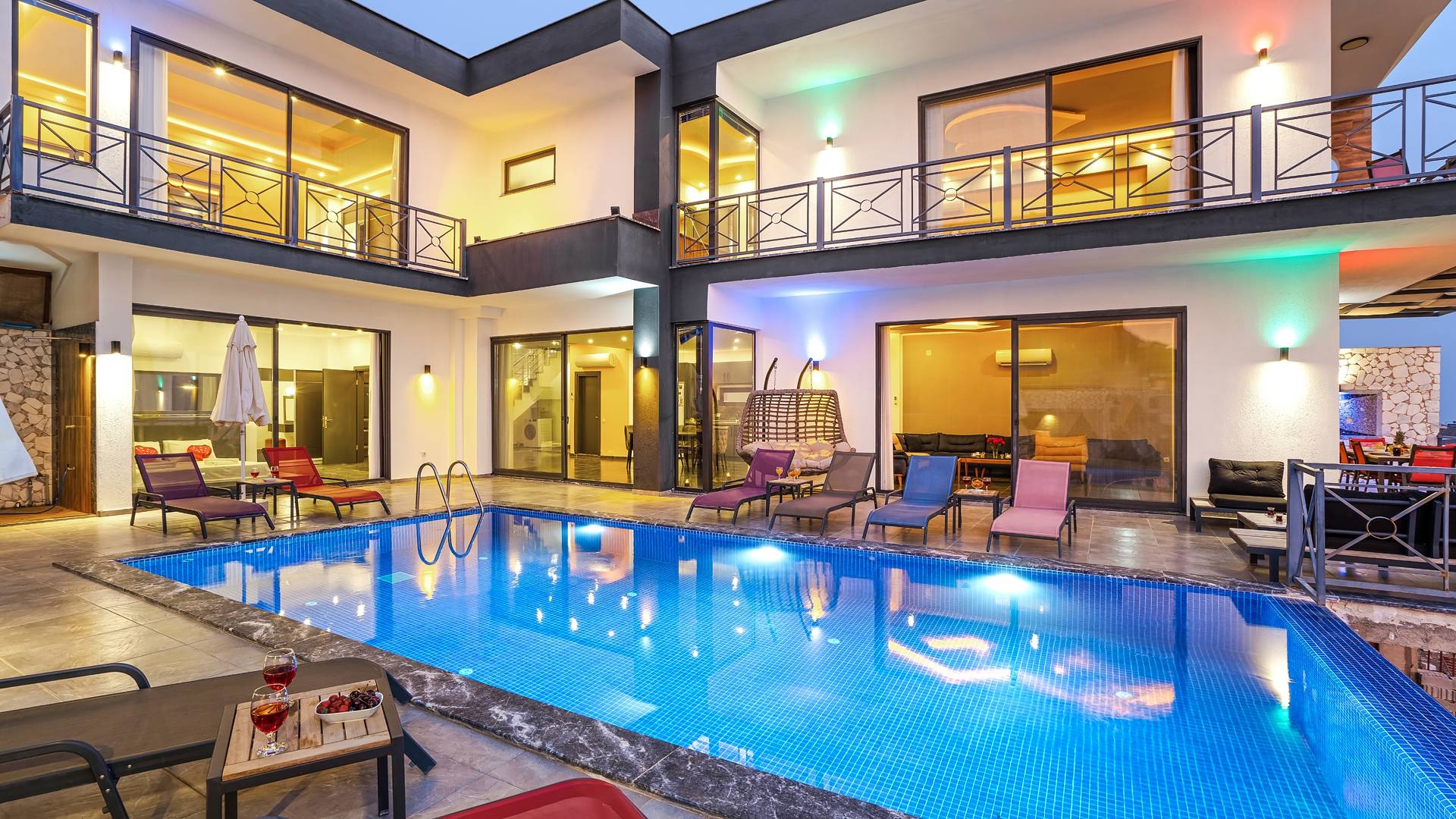 Kaş Bezirgan'da Müthiş Deniz Manzaralı, Sonsuzluk Havuzlu, Şık Villa