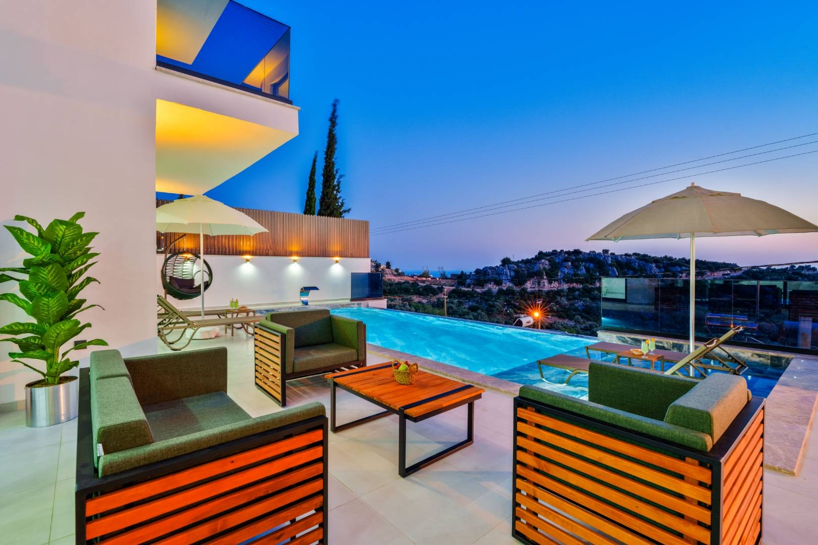 Kaş Bezirgan'da Muhteşem Dağada, Sonsuzluk Havuzlu, Saunalı Villa