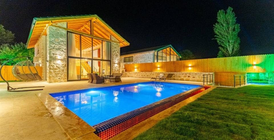 Kaş Bezirgan'da Otantik Tasarımlı, Özel Havuzlu, Ferah Taş Ev
