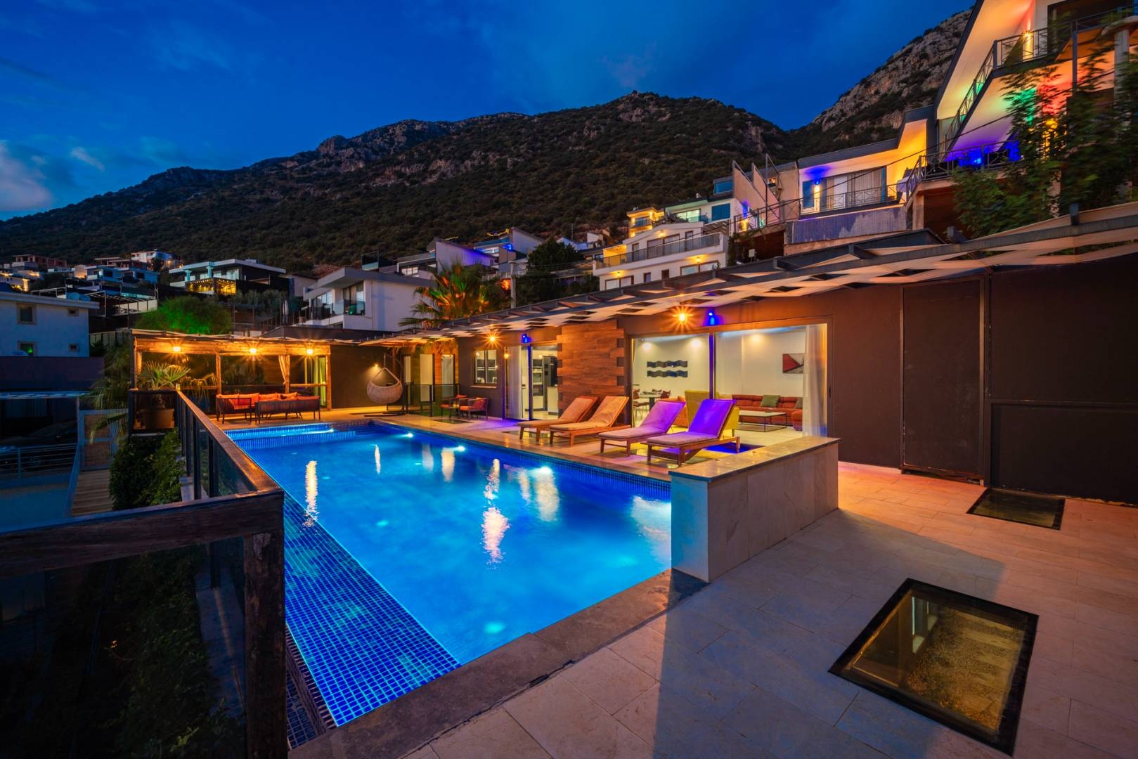 Kaş Bezirgan'da Deniz Manzaralı, Özel Havuzlu, Olanaklı Villa