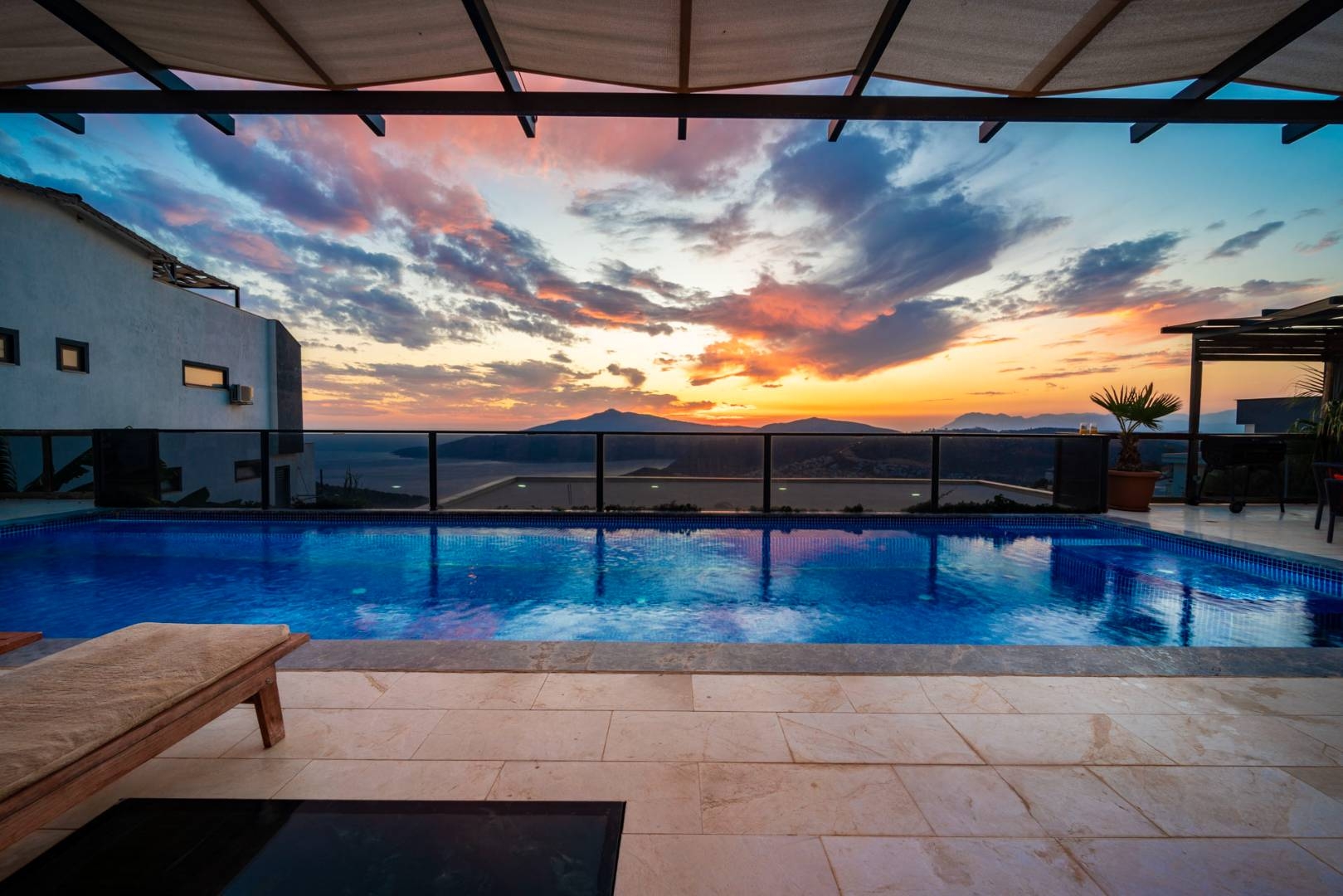 Kaş Bezirgan'da Deniz Manzaralı, Özel Havuzlu, Olanaklı Villa