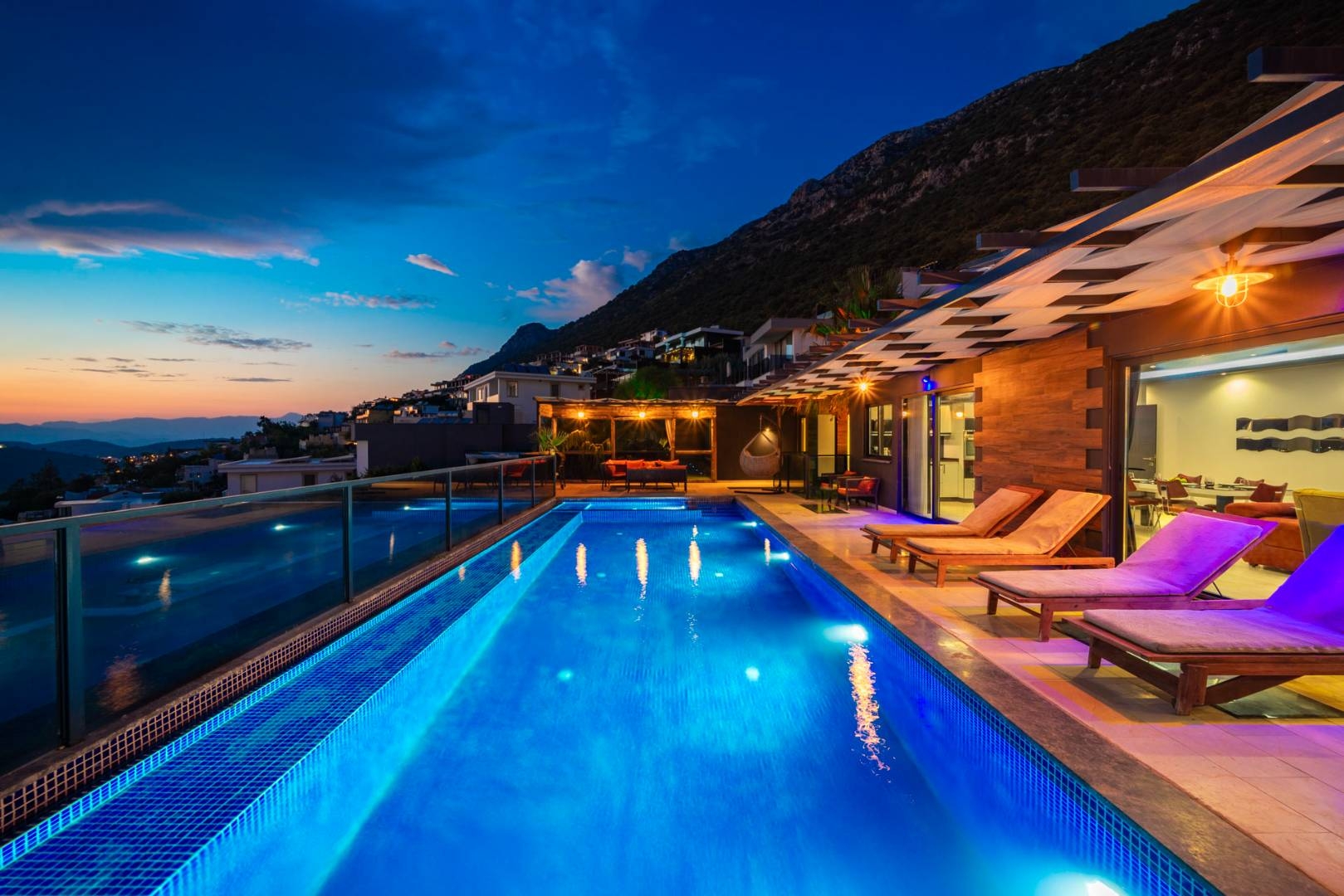 Kaş Bezirgan'da Deniz Manzaralı, Özel Havuzlu, Olanaklı Villa