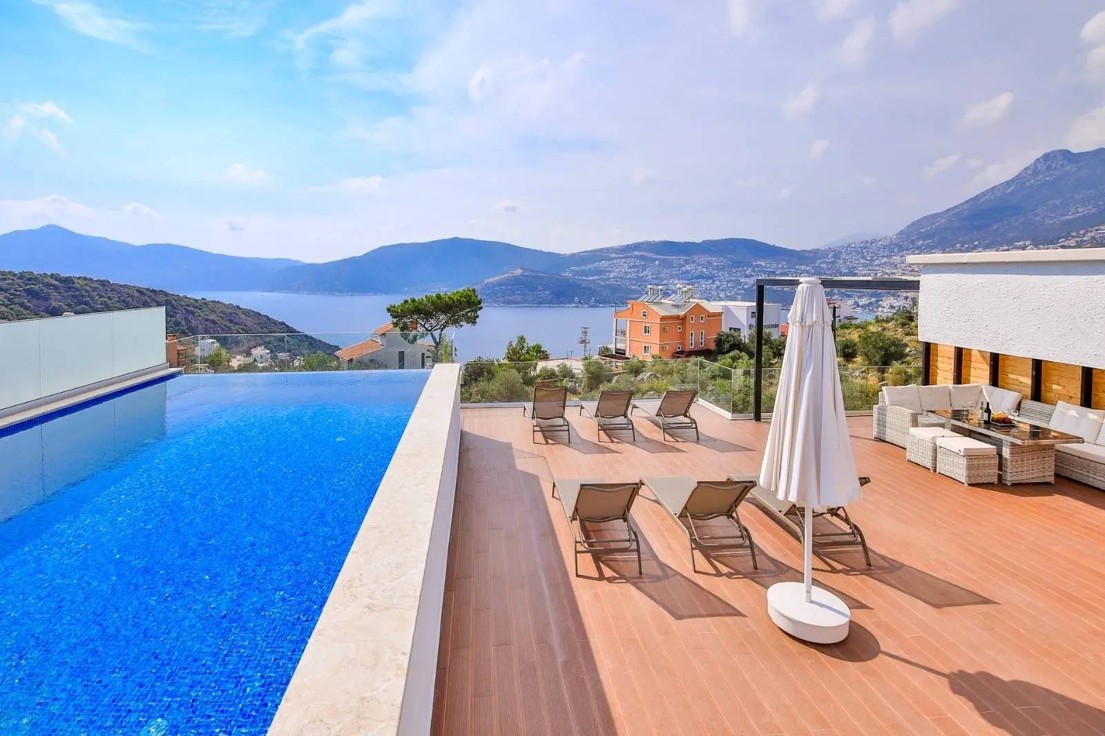 Kaş Bezirgan'da Panoramik Deniz Manzaralı, Özel Havuzlu, Şık Villa