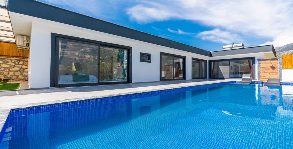 Kaş Bezirgan'da Sakin Konumda, Özel Havuzlu, Modern Villa