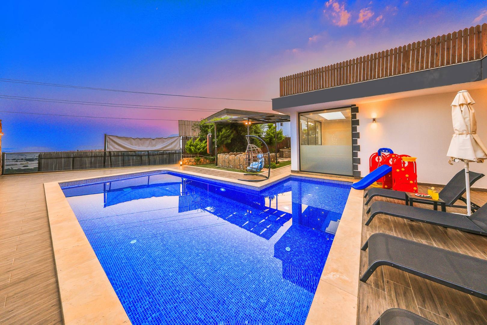 Kaş Çavdır'da Modern Tasarımlı, Açık ve Kapalı Havuzlu, Şık Villa