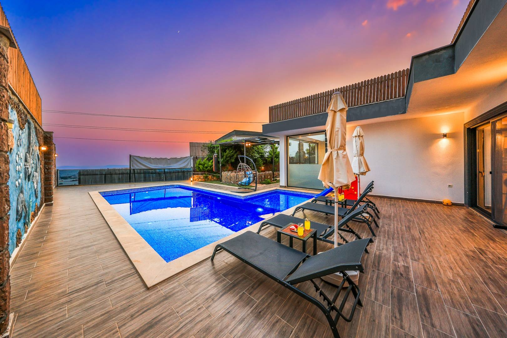 Kaş Çavdır'da Modern Tasarımlı, Açık ve Kapalı Havuzlu, Şık Villa