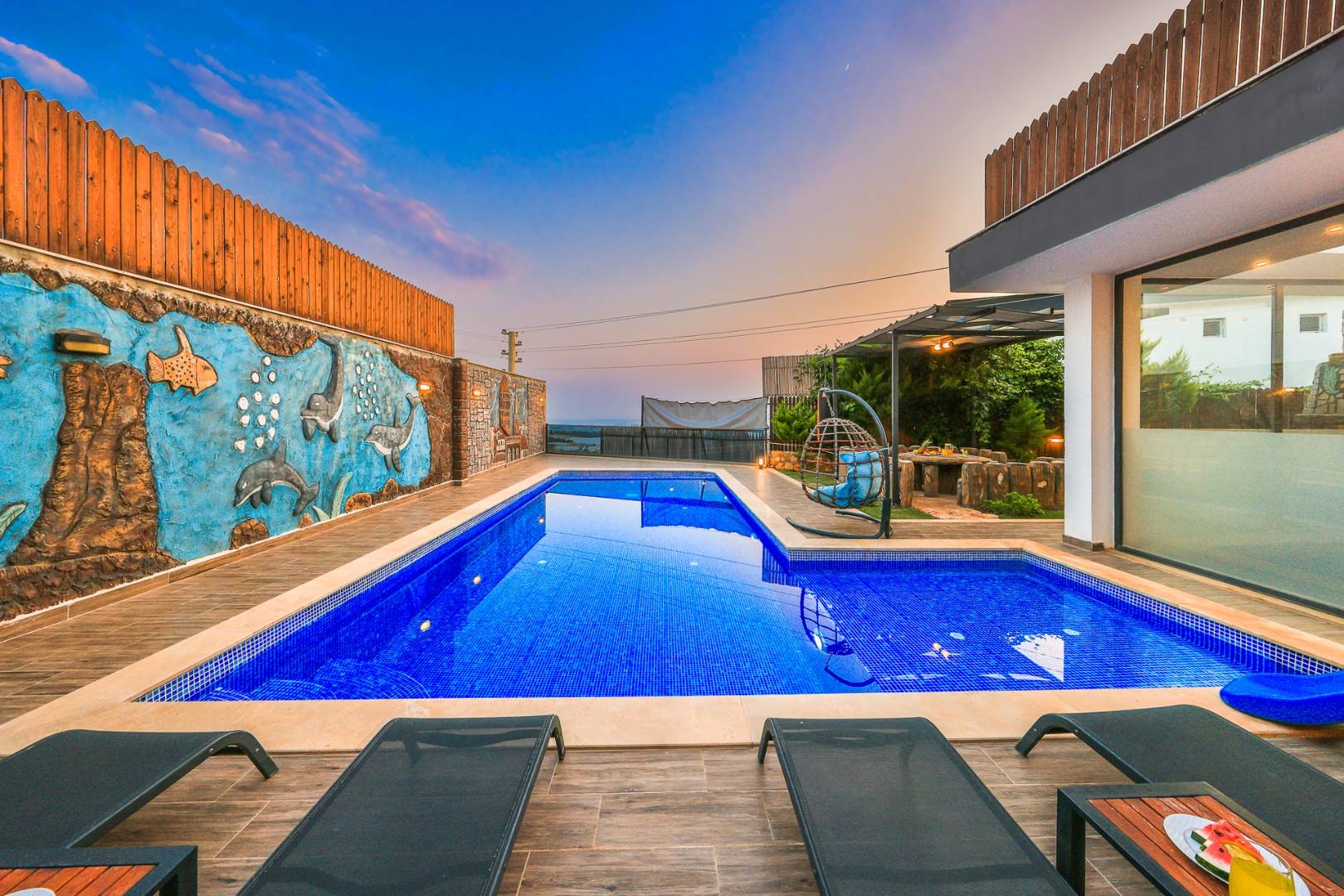 Kaş Çavdır'da Modern Tasarımlı, Açık ve Kapalı Havuzlu, Şık Villa