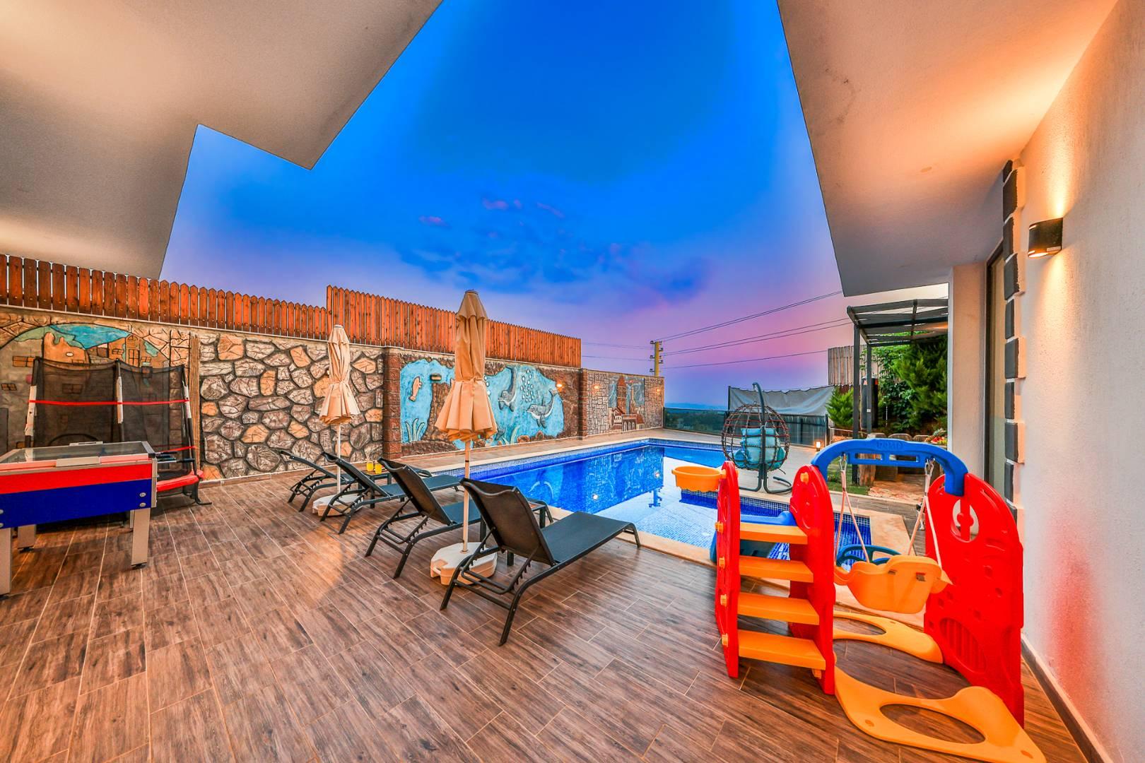 Kaş Çavdır'da Modern Tasarımlı, Açık ve Kapalı Havuzlu, Şık Villa-42322