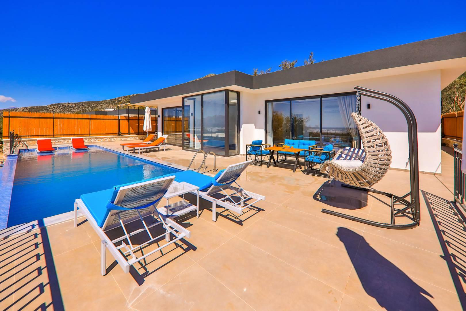 Kaş Çayköy'de Sakin Konumda, Açık ve Kapalı Havuzlu, 2+1 Villa-43638