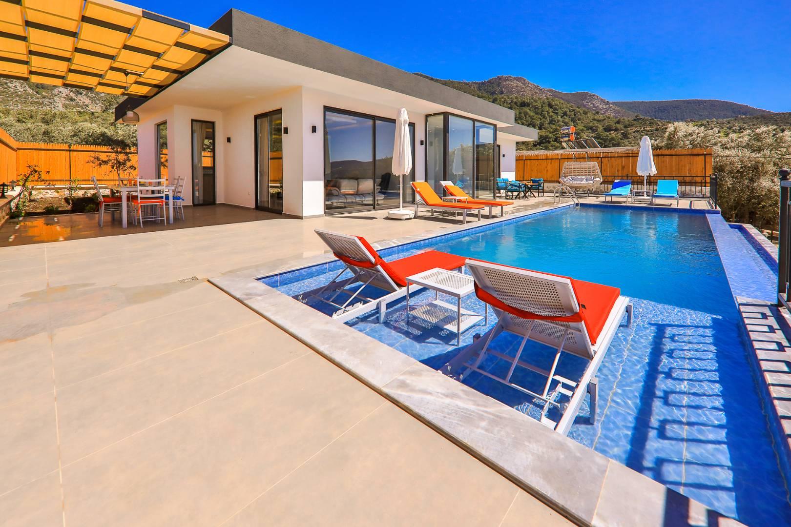 Kaş Çayköy'de Sakin Konumda, Açık ve Kapalı Havuzlu, 2+1 Villa-43638