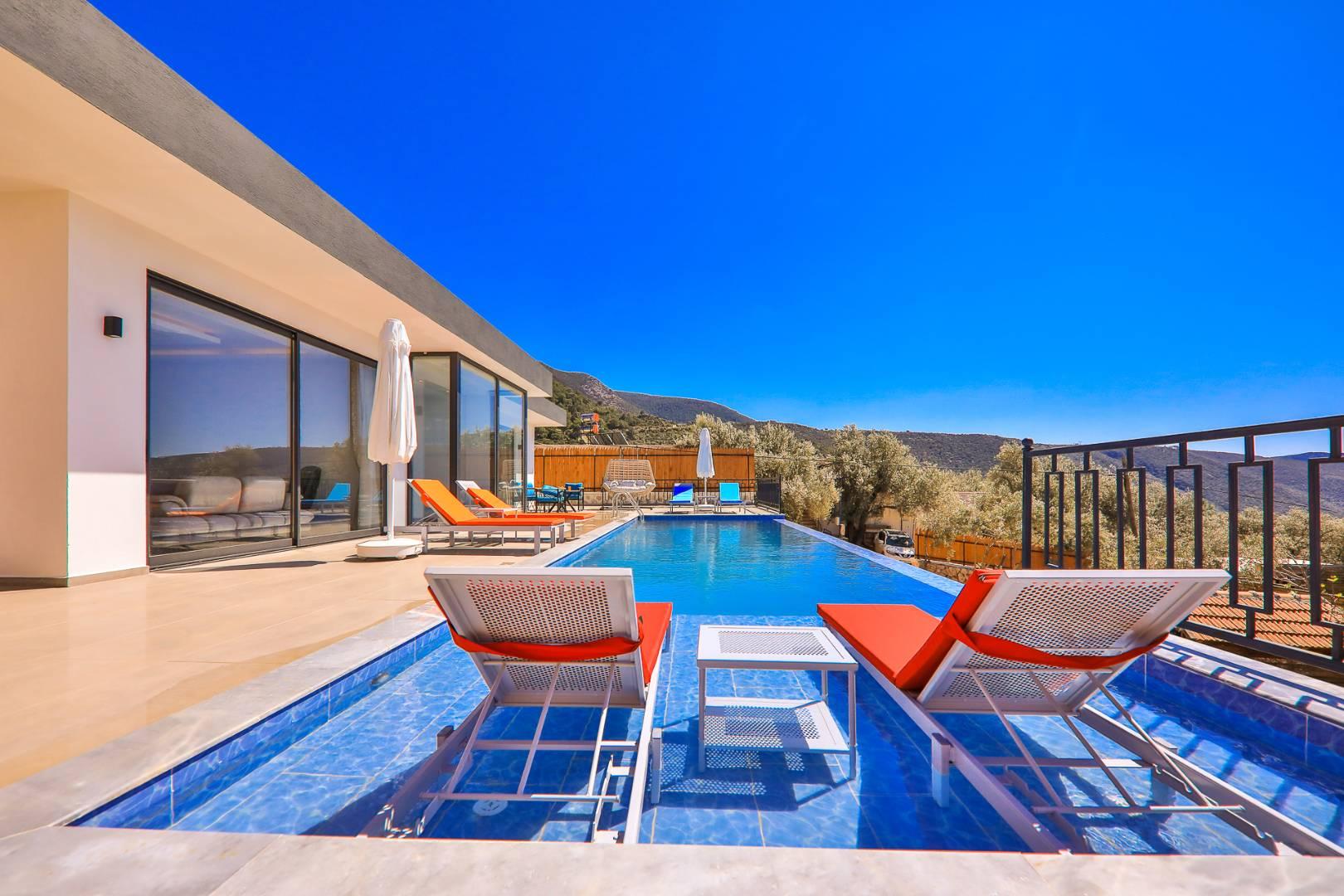 Kaş Çayköy'de Sakin Konumda, Açık ve Kapalı Havuzlu, 2+1 Villa-43638