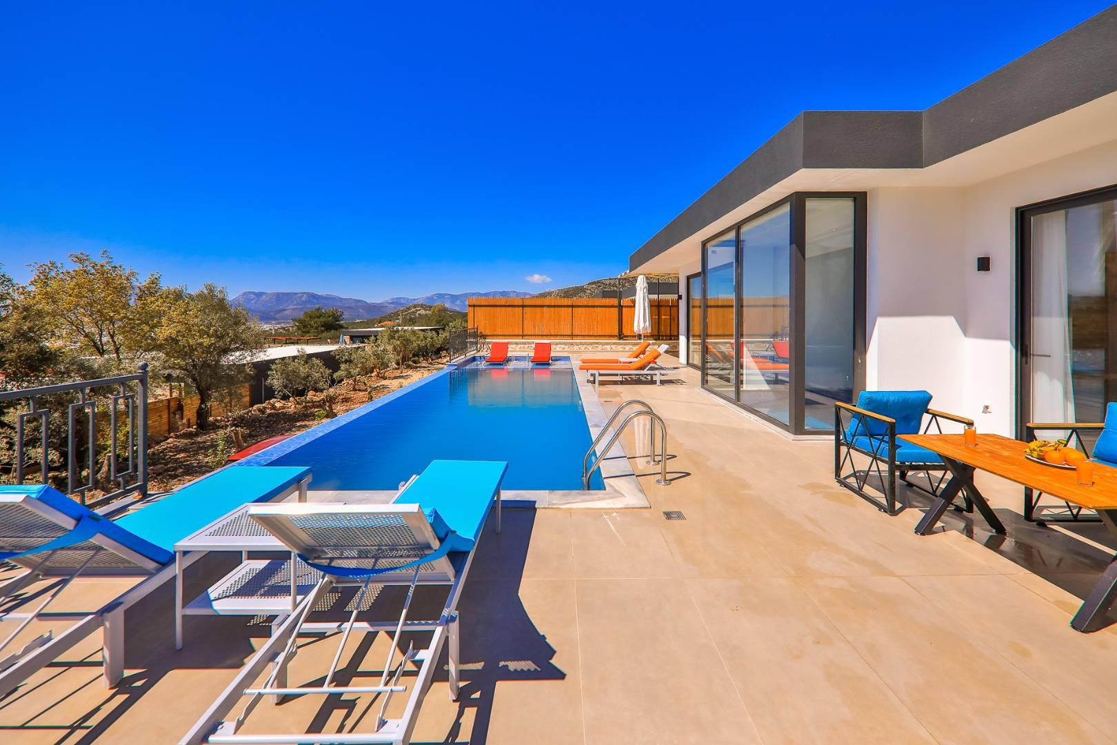 Kaş Çayköy'de Sakin Konumda, Açık ve Kapalı Havuzlu, 2+1 Villa-43638