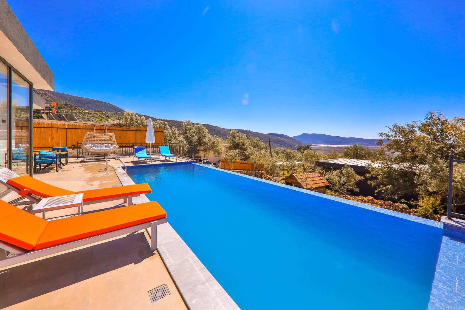 Kaş Çayköy'de Sakin Konumda, Açık ve Kapalı Havuzlu, 2+1 Villa-43638