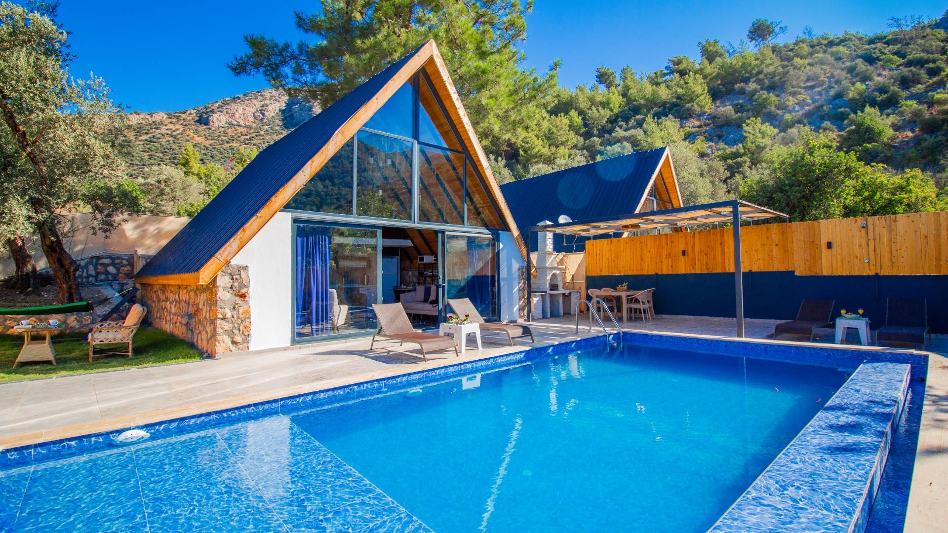 Kaş Çayköy'de Yeşillikler İle Dolu Doğada, Özel Havuzlu, Şık Bungalov