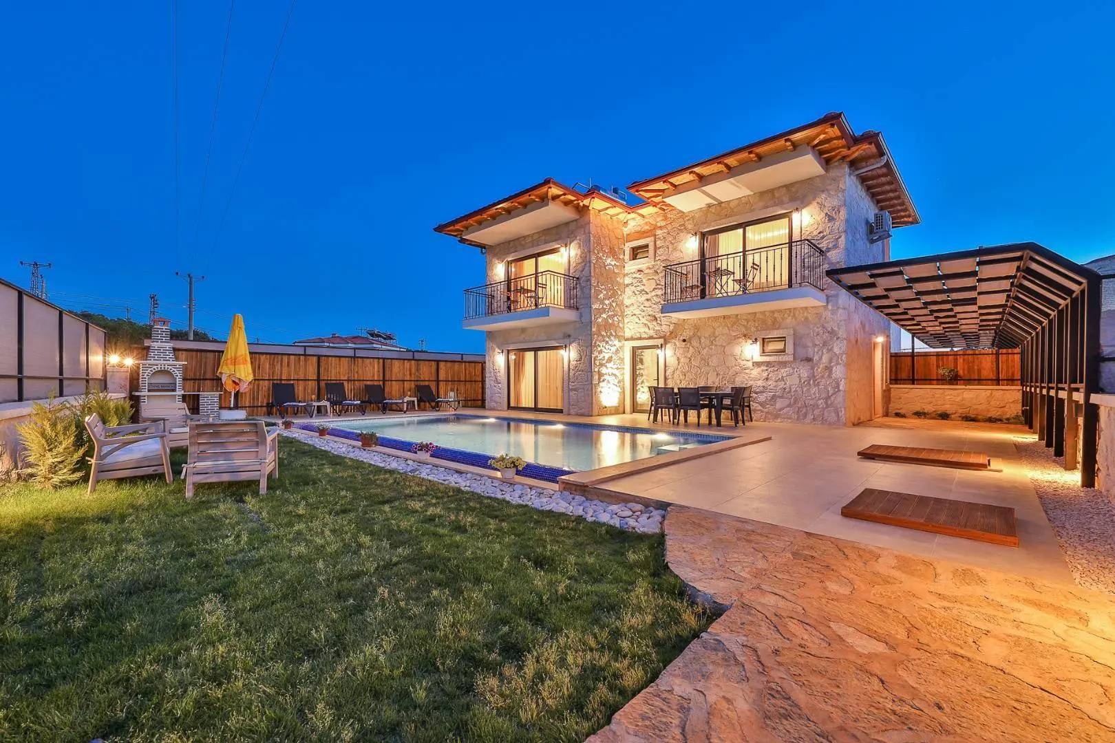 Kaş Andifli'de Bahçeli, Özel Havuzlu, 5 Kişilik Konforlu Villa