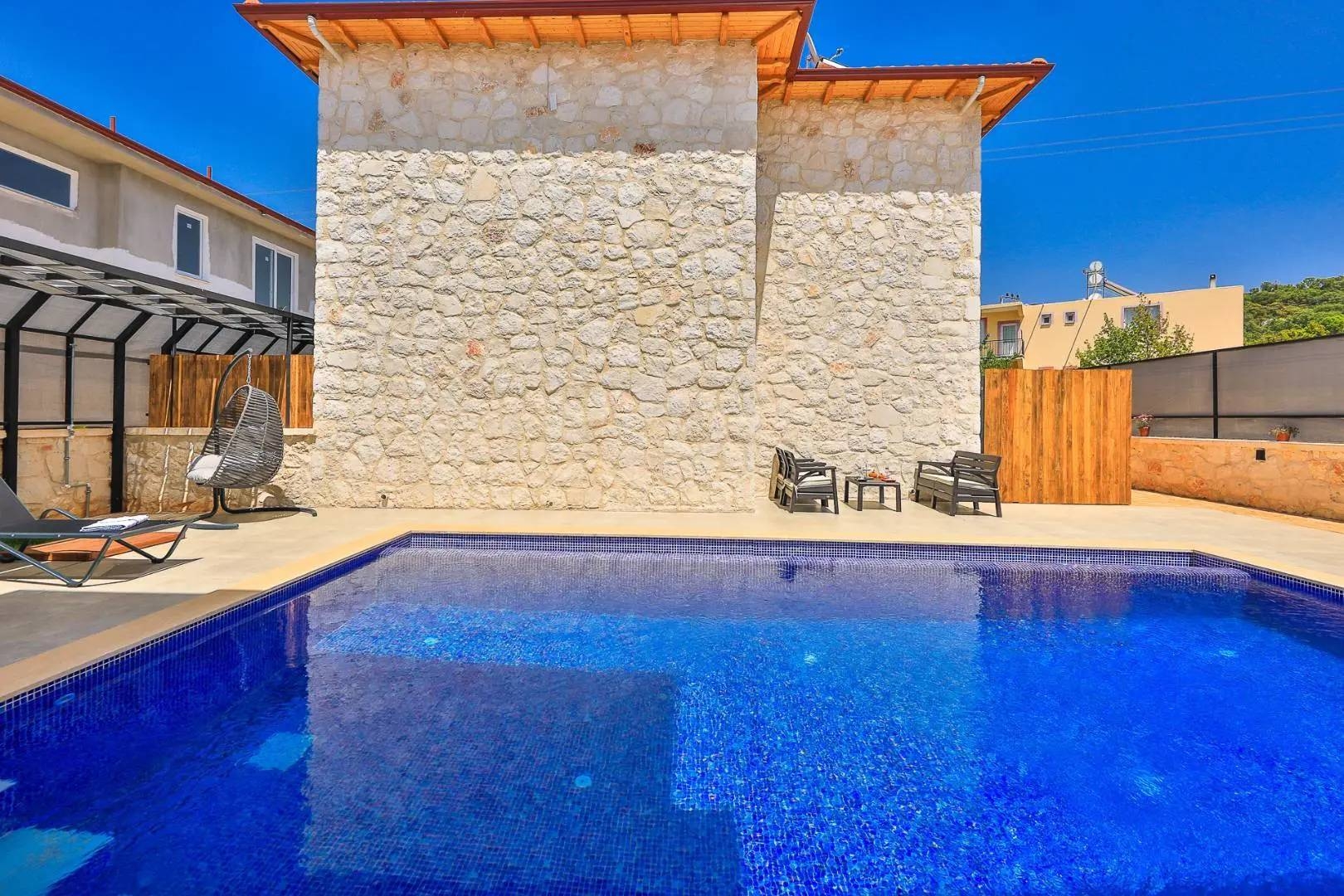Kaş Andifli'de Ferah ve Geniş Bahçeli, Özel Havuzlu, Lüks Villa