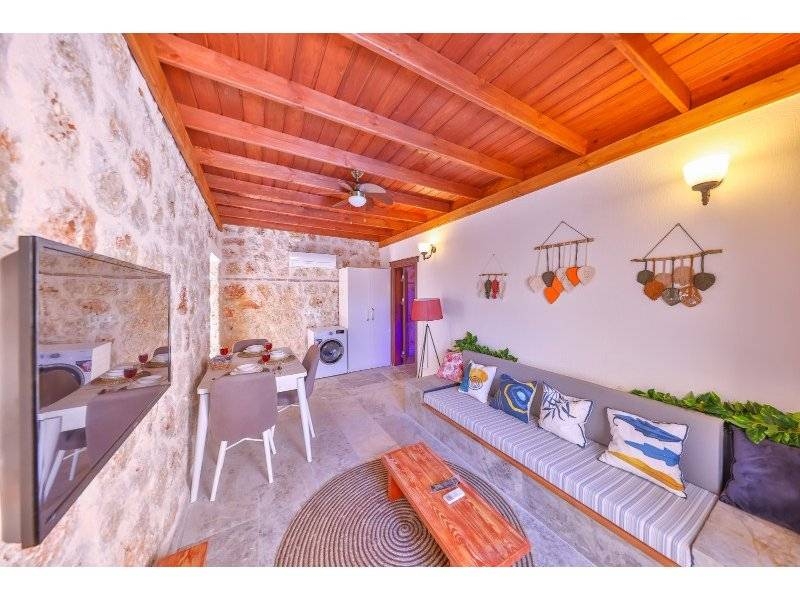 Kaş Çukurbağ'da Modern Tasarımlı, Özel Havuzlu, Korunaklı Villa
