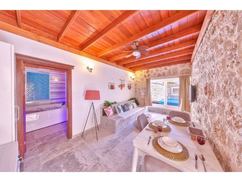 Kaş Çukurbağ'da Modern Tasarımlı, Özel Havuzlu, Korunaklı Villa