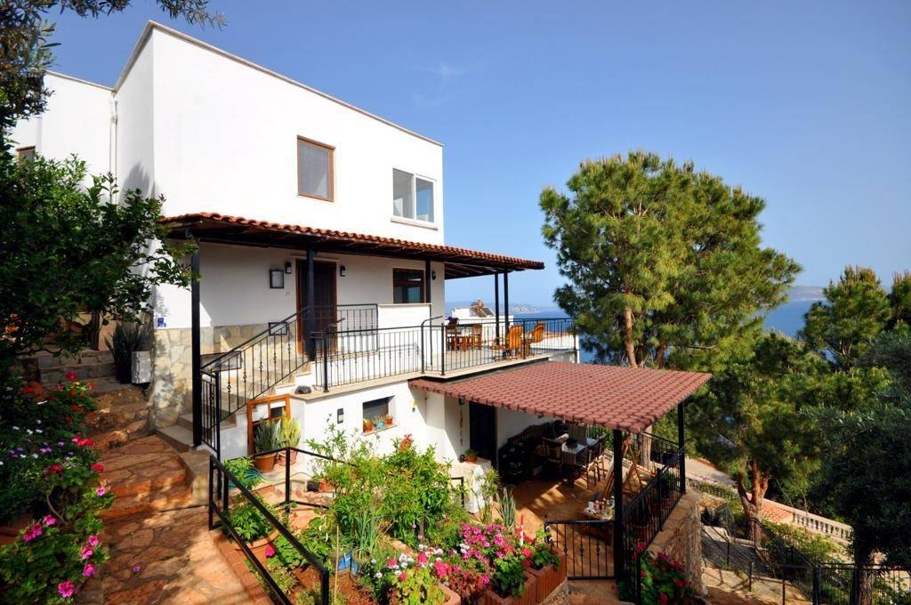 Kaş Gökçeören'de 6 Kişilik, Ortak Havuzlu, Deniz Manzaralı Villa