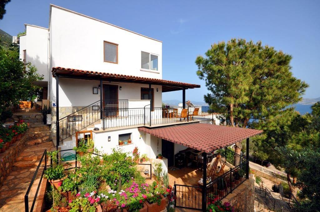 Kaş Gökçeören'de 6 Kişilik, Ortak Havuzlu, Deniz Manzaralı Villa