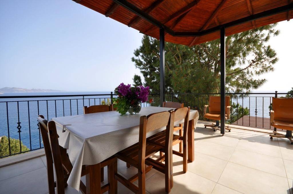 Kaş Gökçeören'de 6 Kişilik, Ortak Havuzlu, Deniz Manzaralı Villa