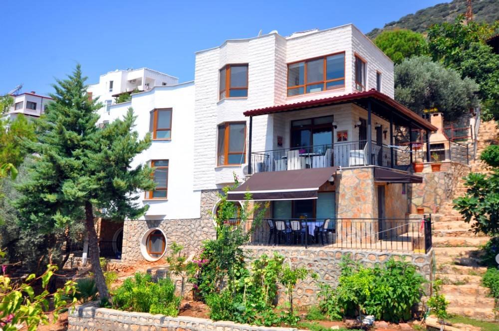 Kaş Gökçeören'de Geniş Ailelere Uygun, Ortak Havuzlu, Şık Villa-42115
