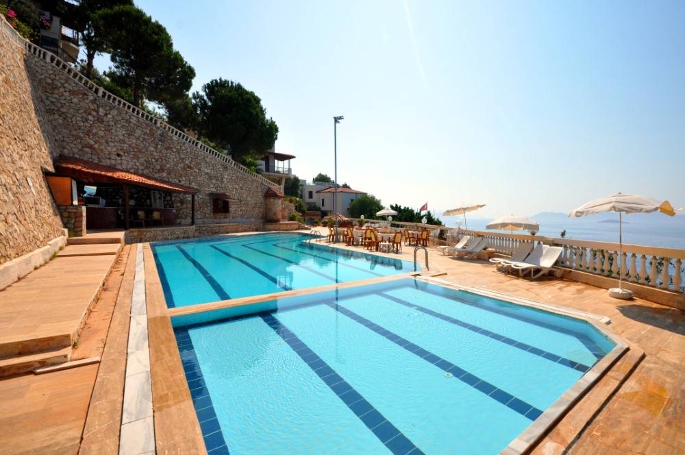 Kaş Gökçeören'de Geniş Ailelere Uygun, Ortak Havuzlu, Şık Villa