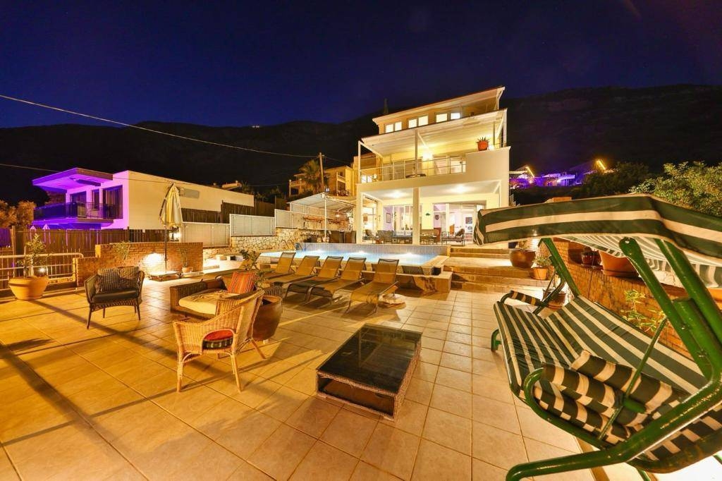 Kaş Gökseki'de Deniz Manzaralı, 6 Kişilik, Konforlu Villa