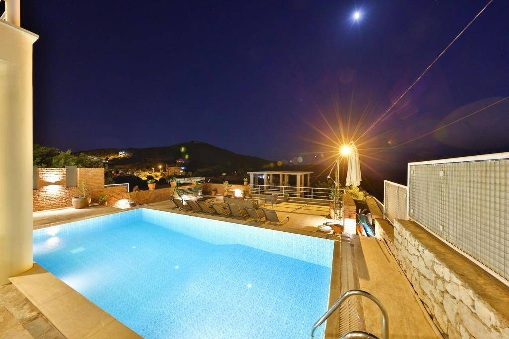 Kaş Gökseki'de Deniz Manzaralı, 6 Kişilik, Konforlu Villa