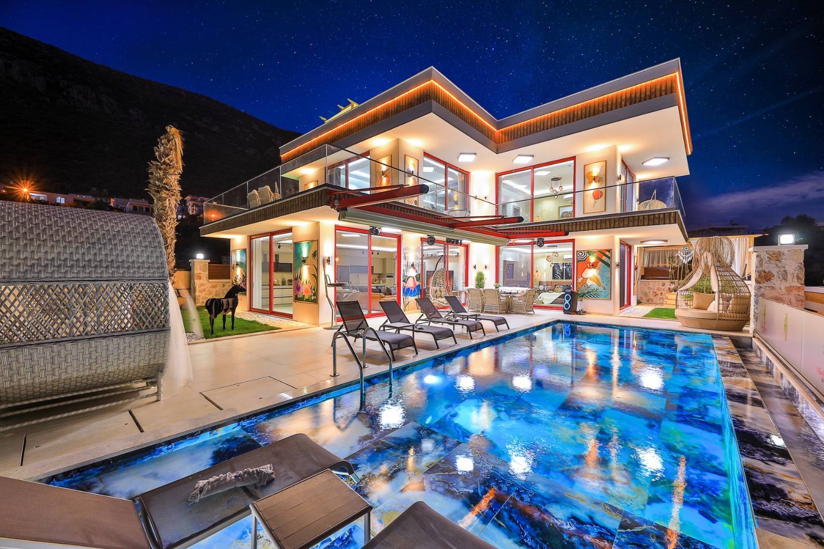 Kaş Gökseki'de Deniz Manzaralı, Özel Havuzlu, Lüks Tasarımlı Villa