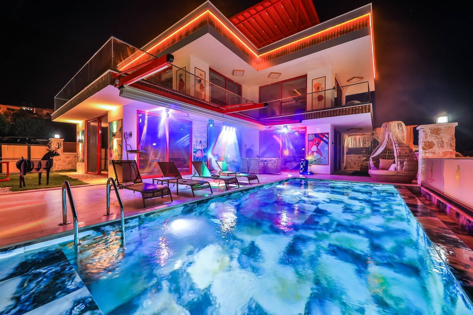 Kaş Gökseki'de Deniz Manzaralı, Özel Havuzlu, Lüks Tasarımlı Villa