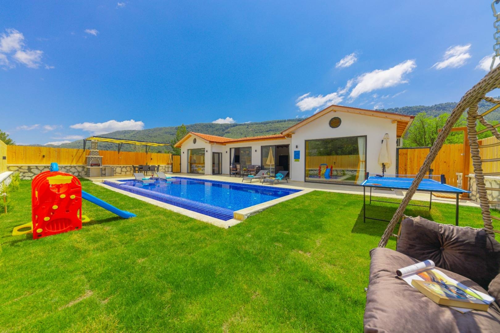 Kaş Hacıoğlan'da Yemyeşil Bahçe İçerisinde, Özel Havuzlu, Şık Villa