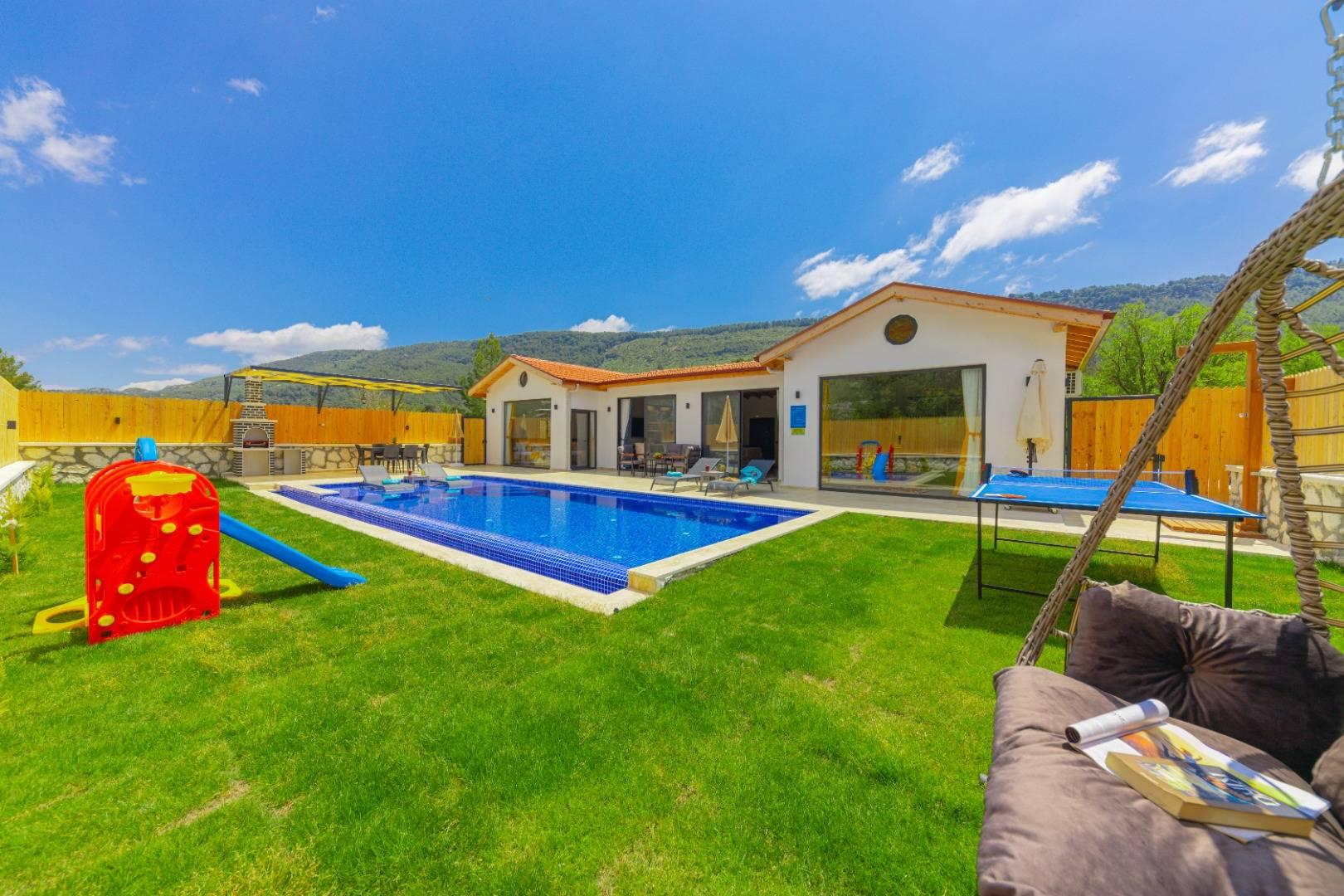 Kaş Hacıoğlan'da Yemyeşil Bahçe İçerisinde, Özel Havuzlu, Şık Villa-33591