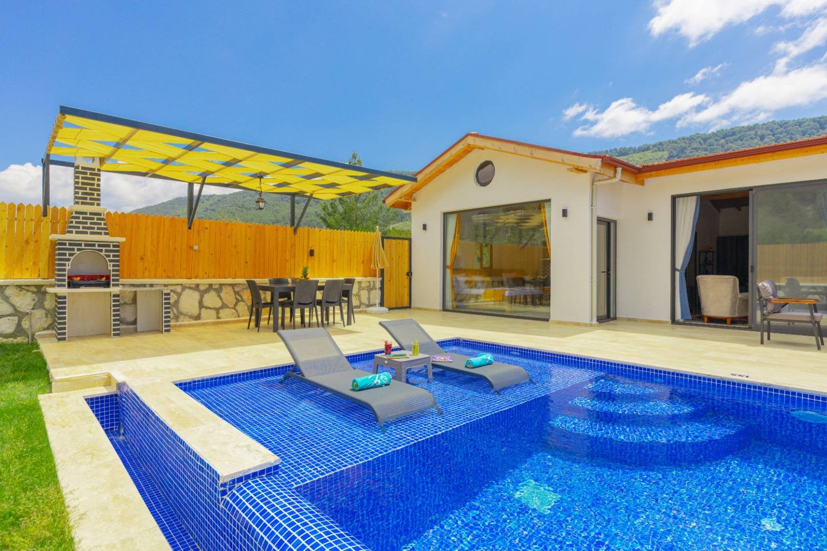 Kaş Hacıoğlan'da Yemyeşil Bahçe İçerisinde, Özel Havuzlu, Şık Villa