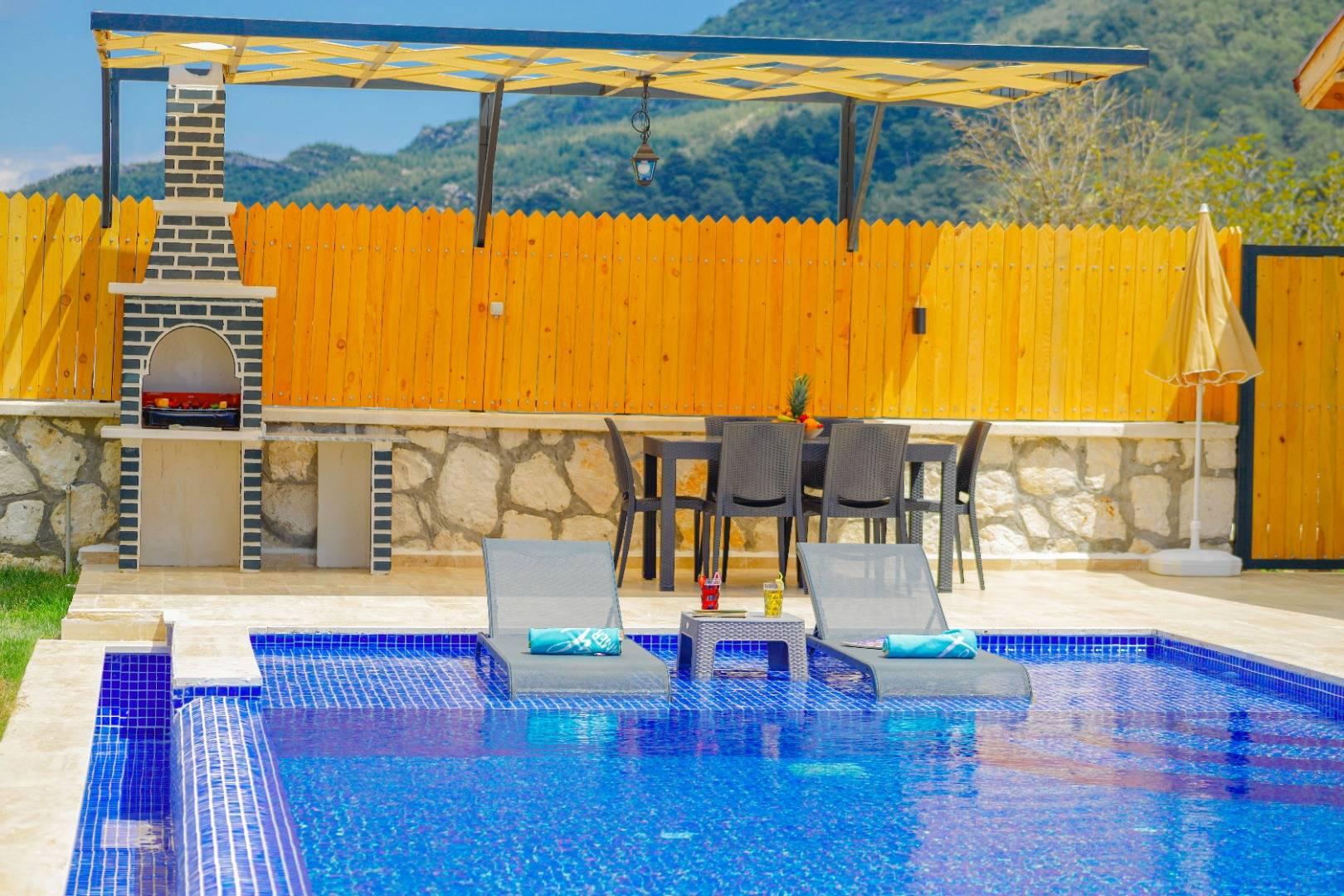 Kaş Hacıoğlan'da Yemyeşil Bahçe İçerisinde, Özel Havuzlu, Şık Villa-33591