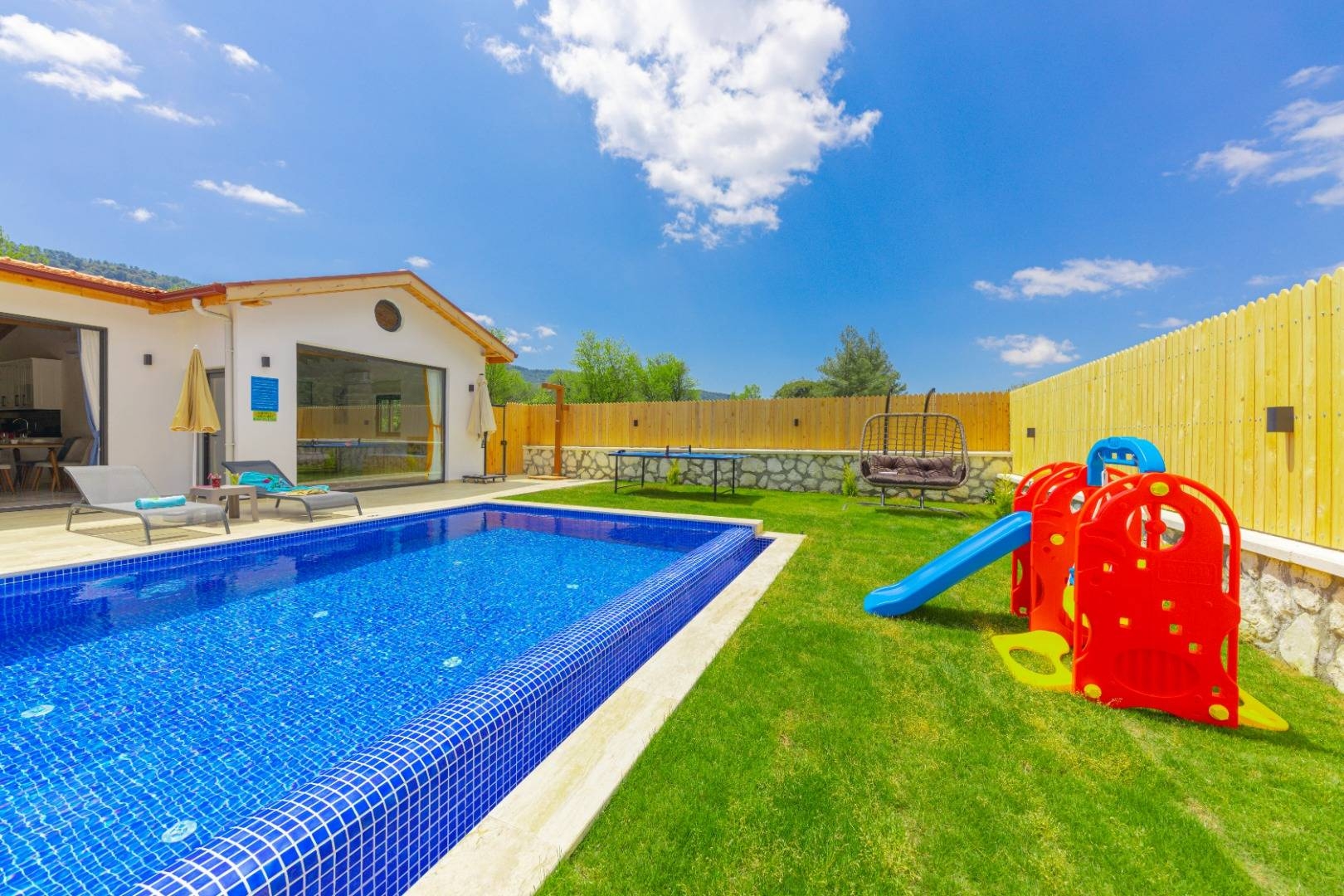 Kaş Hacıoğlan'da Yemyeşil Bahçe İçerisinde, Özel Havuzlu, Şık Villa