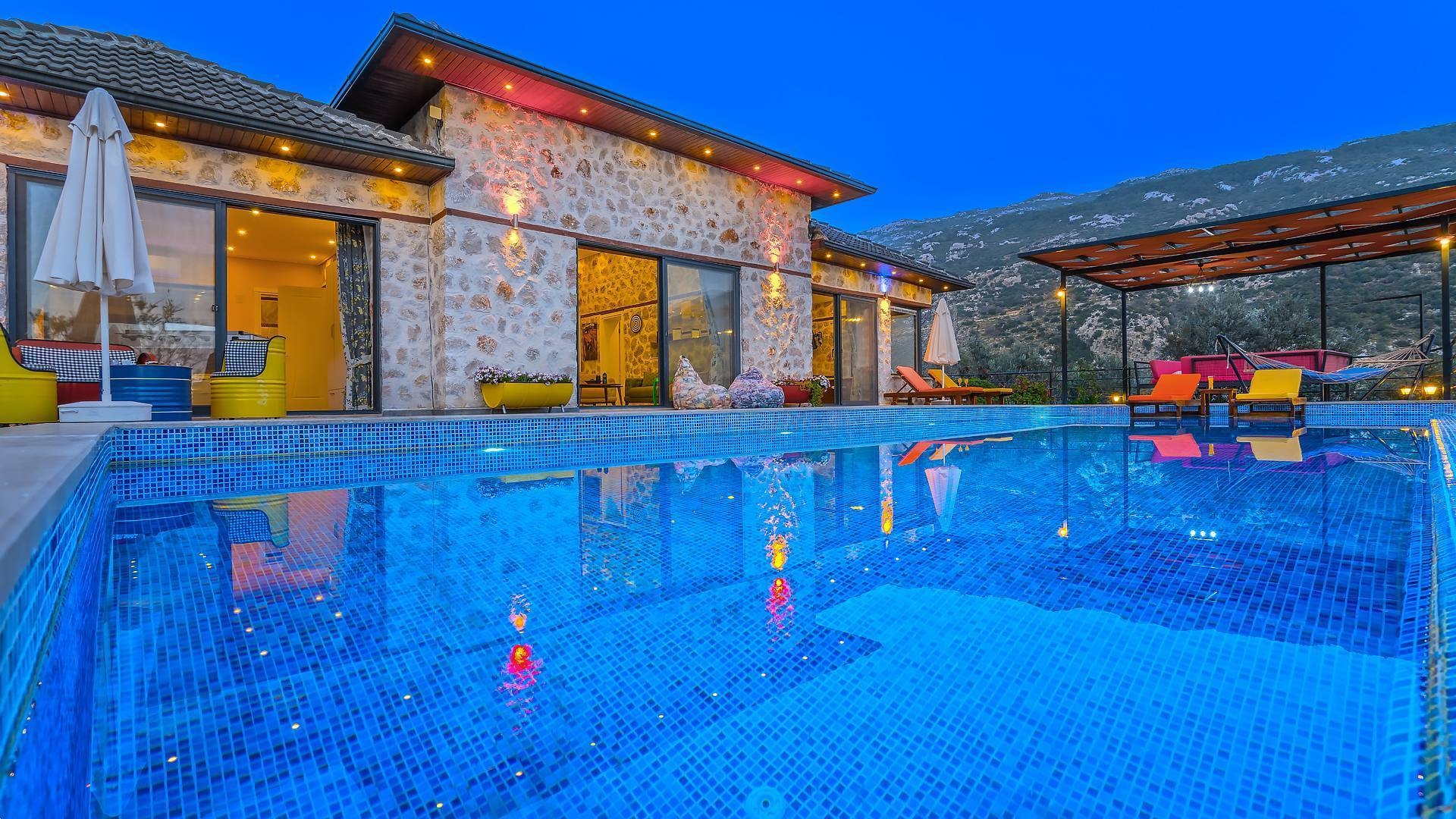 Kaş İslamar'da Otantik Tasarımlı, Sonsuzluk Havuzlu, Konforlu Villa