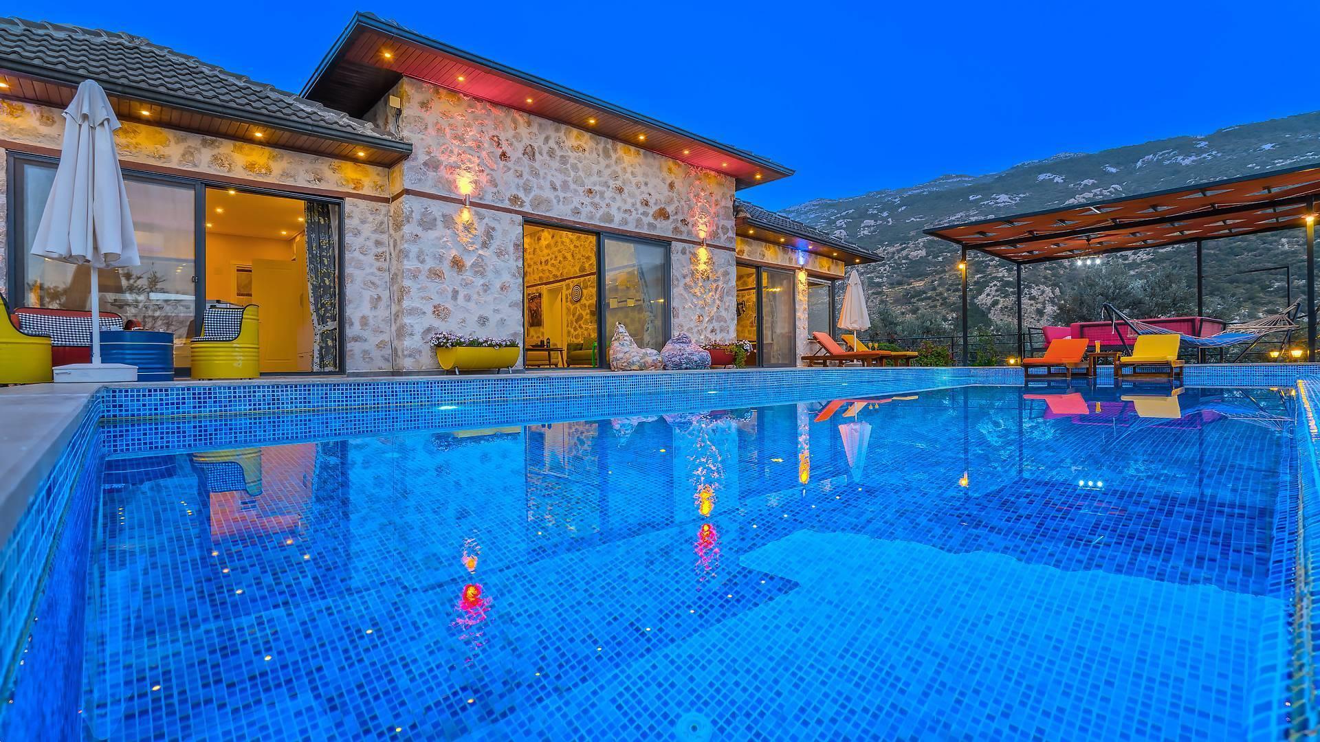 Kaş İslamlar'da Otantik Tasarımlı, Sonsuzluk Havuzlu, Konforlu Villa-42544
