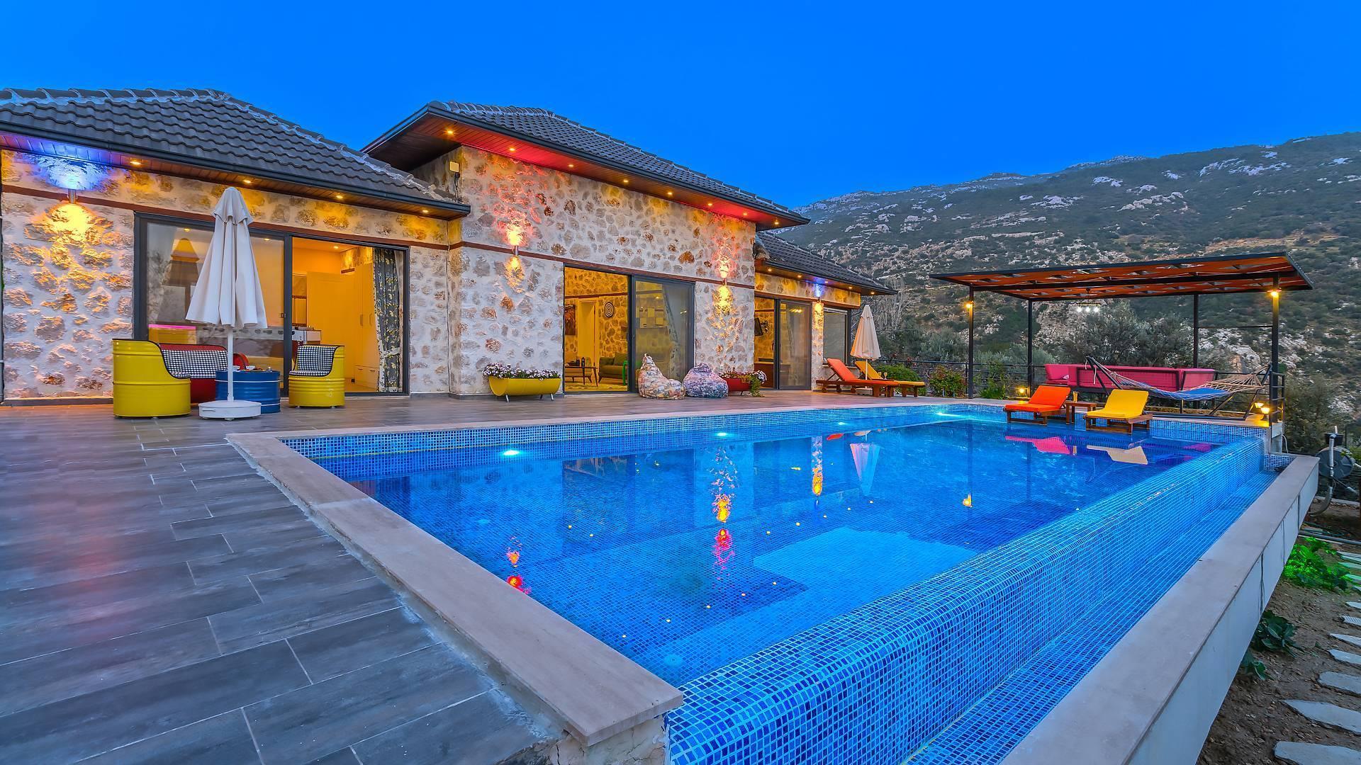 Kaş İslamlar'da Otantik Tasarımlı, Sonsuzluk Havuzlu, Konforlu Villa-42544