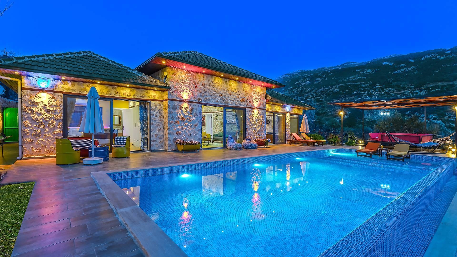 Kaş İslamar'da Otantik Tasarımlı, Sonsuzluk Havuzlu, Konforlu Villa