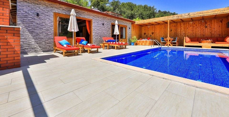 Kaş İslamlar'da Ahşap Tasarımlı, Özel Havuzlu, Jakuzili Villa