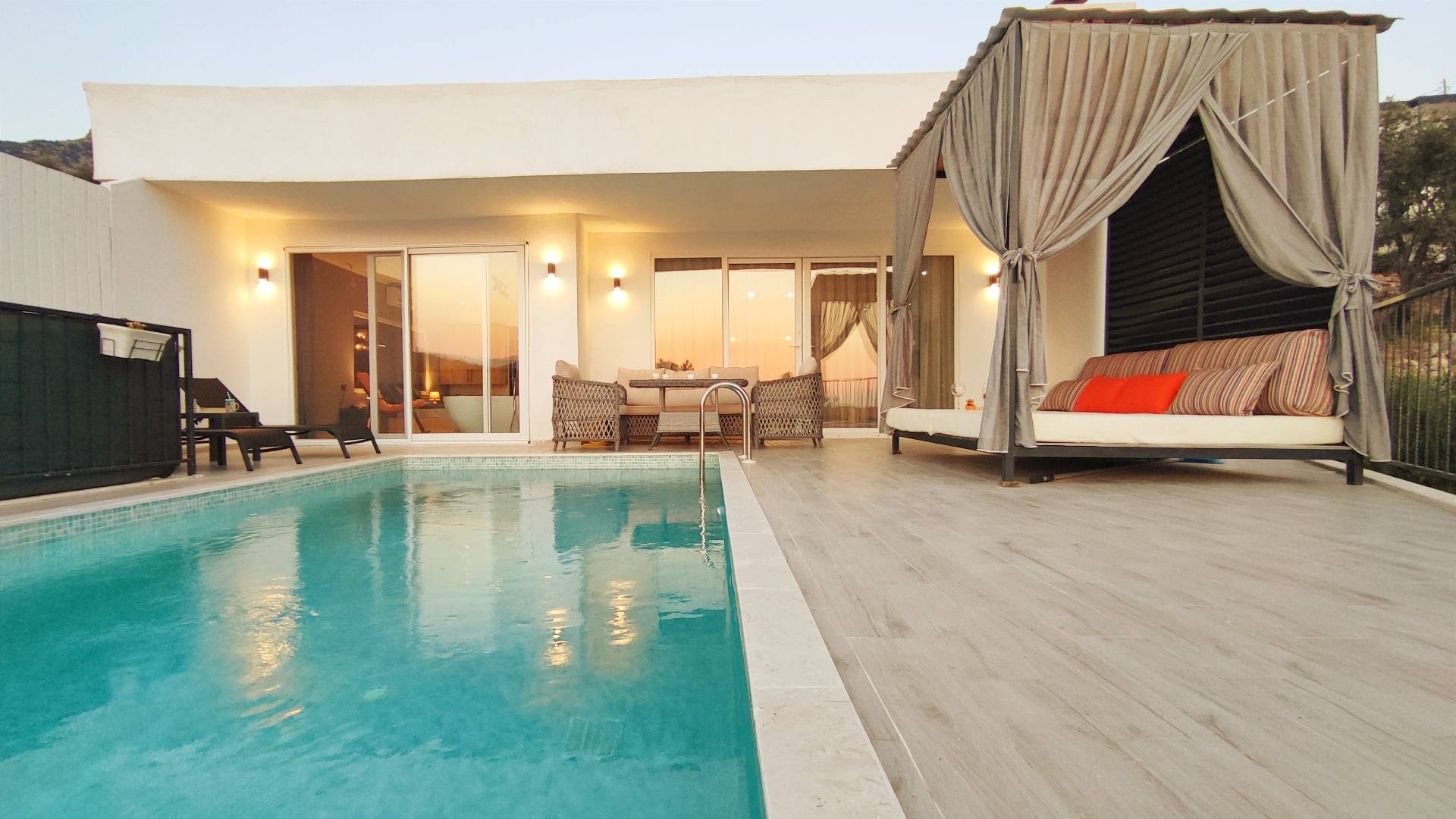 Kaş İslamlar'da Minimalist Tasarımlı, Özel Havuzlu, Şık Villa
