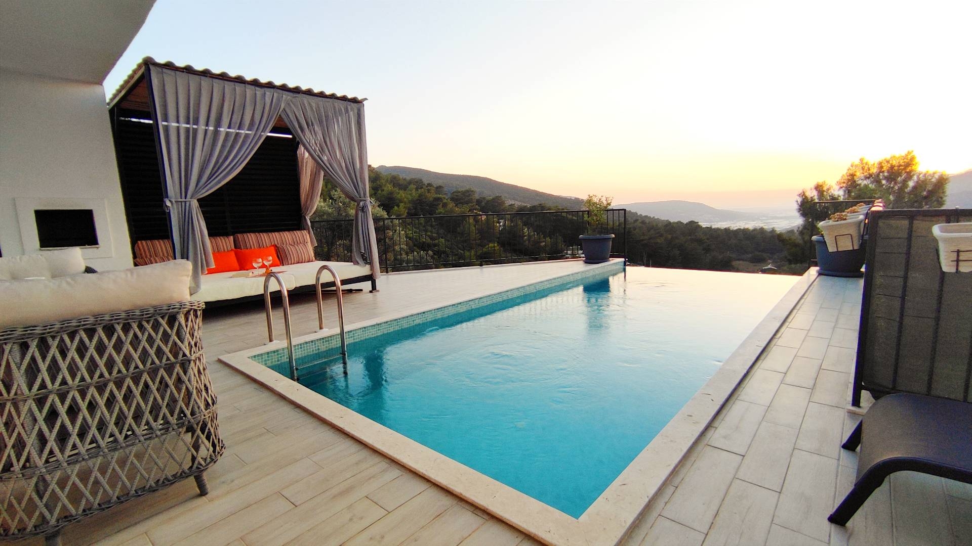 Kaş İslamlar'da Minimalist Tasarımlı, Özel Havuzlu, Şık Villa