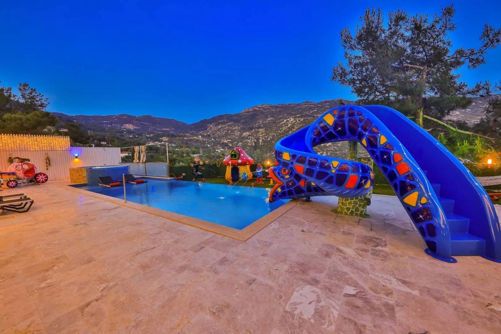 Kaş İslamlar'da Sakin Konumda, Özel Havuzlu, Modern Tasarımlı Villa